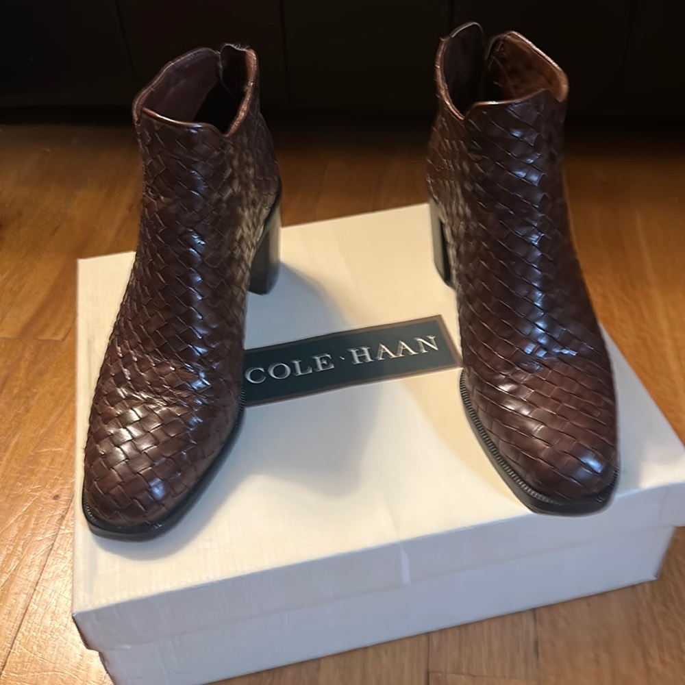 Call Han size 6 1/2 ankle boots color is brown